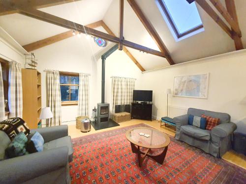 salon z 2 kanapami i stołem w obiekcie Edinburgh 2-Bedroom Cottage with Parking - Ground Floor w Edynburgu