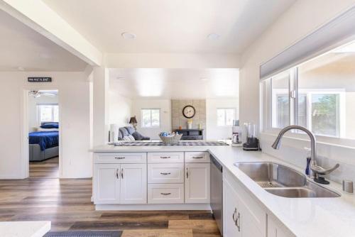 Η κουζίνα ή μικρή κουζίνα στο Ranchview Retreat Charming 4BR home in Ramona