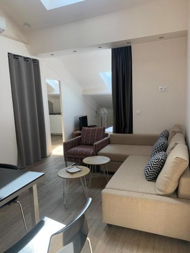 un salon avec un canapé et deux chaises dans l'établissement Large Studio Flat 4 pax THU9, à Cannes