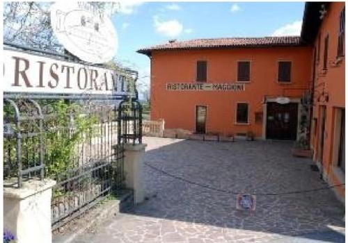 un bâtiment avec une clôture en face d'une cour dans l'établissement 039 Maggioni B&B, à Montevecchia
