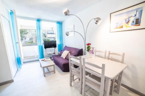 un salon avec une table et un canapé dans l'établissement Les Marines Port 2 Min Plage Camargue- TOP PROS SERVICES Conciergerie La Grande Motte, à Mauguio