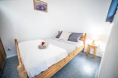 Un dormitorio con una cama con dos zapatos. en Les Marines Port 2 Min Plage Camargue- TOP PROS SERVICES Conciergerie La Grande Motte, en Mauguio