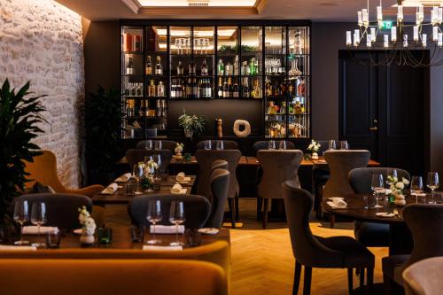 a restaurant with tables and chairs and a bar at Nunne Boutique Hotel in Tallinn