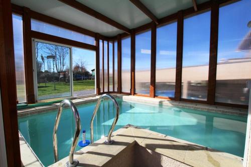 une piscine avec vue sur l'océan dans l'établissement Les nuages fleuris - est, à Pontiacq-Viellepinte