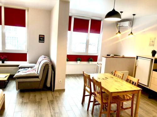 Il comprend une cuisine et un salon avec une table et des chaises. dans l'établissement Cozy apartment in a complex Semycvit, à Lviv