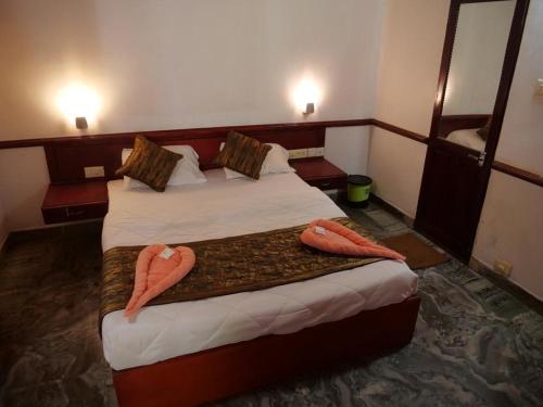 Habitación de hotel con 2 camas y toallas. en Hosteller's, en Varkala