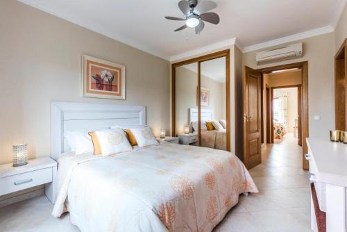 sypialnia z białym łóżkiem i łazienką w obiekcie Luxury 2 Bedroom Top Floor Apartment, Oasis Parque, near Alvor AT01 w mieście Portimão