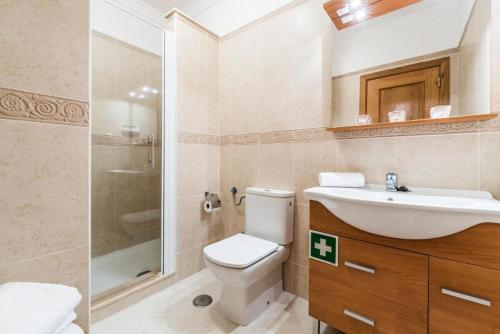 W łazience znajduje się toaleta, umywalka i prysznic. w obiekcie Luxury 2 Bedroom Top Floor Apartment, Oasis Parque, near Alvor AT01 w mieście Portimão