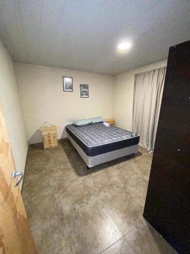 1 dormitorio con 1 cama en la esquina de una habitación en Departamentos en La Angelita Bs.As. (cercanos a Junín. laguna de Gómez) en La Luisa