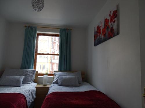 1 dormitorio con 2 camas junto a una ventana en Seaview Heights Whitby, en Whitby