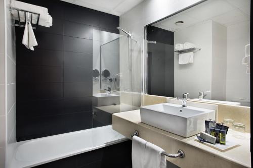 Koupelna v ubytování Hotel Chamartin The One