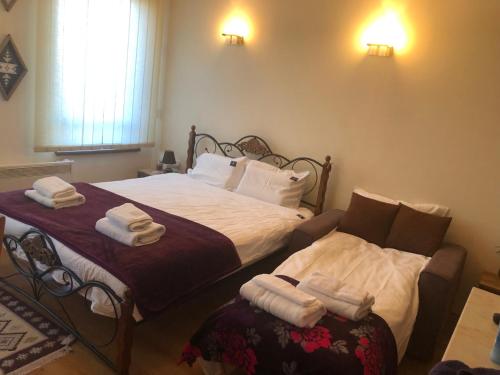 1 dormitorio con 2 camas y toallas. en GONDOLAs LODGE en Bansko