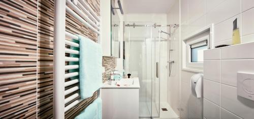 克拉姆薩赫的住宿－菲林多夫西布里克托尼酒店，带淋浴和盥洗盆的浴室