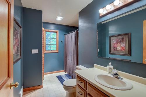 un baño con lavabo e inodoro en Family-Friendly Home in Sturgeon Bay with Backyard, en Sturgeon Bay