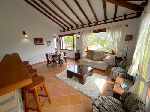ein Wohnzimmer mit Sofa und Tisch in der Unterkunft Refugio Khalma de la Montaña in Villa de Leyva