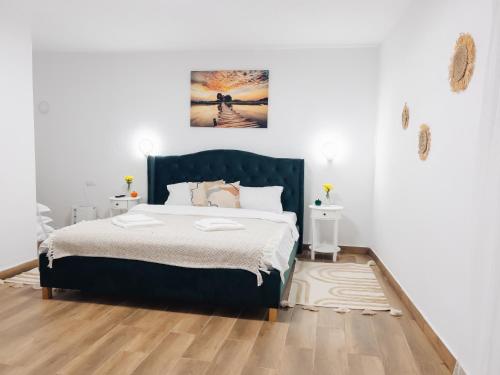 een slaapkamer met een groot bed in een witte kamer bij SubCetate in Sighişoara