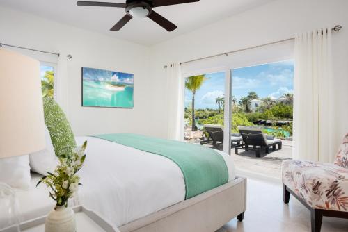 - une chambre avec un lit et une vue sur l'océan dans l'établissement Byculla Villa, à Long Bay Hills