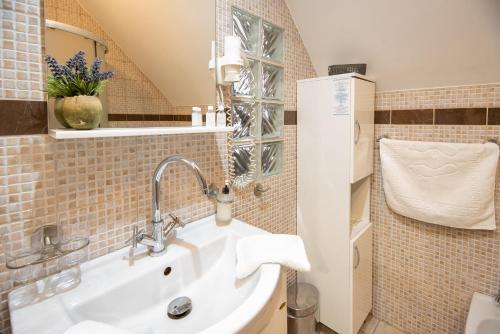 Un baño de Nyerges Hotel Termál Superior