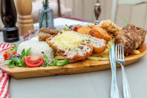 Comida en o cerca de este hotel