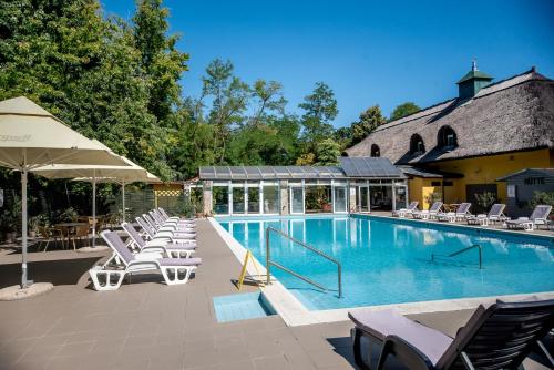 Bazén v ubytování Nyerges Hotel Termál Superior nebo v jeho okolí