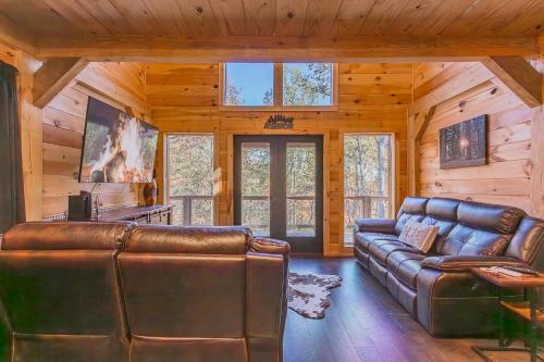 Posezení v ubytování Cozy Cabin Retreat w/ Hot Tub & Nature Views