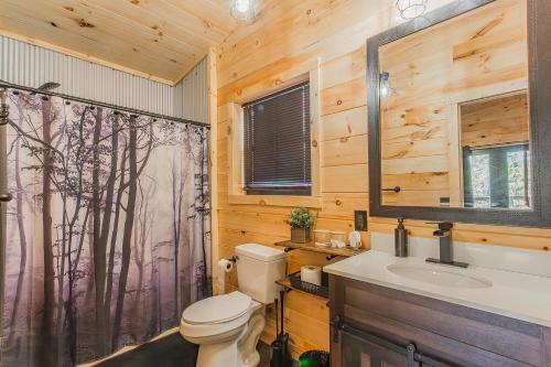 Koupelna v ubytování Cozy Cabin Retreat w/ Hot Tub & Nature Views
