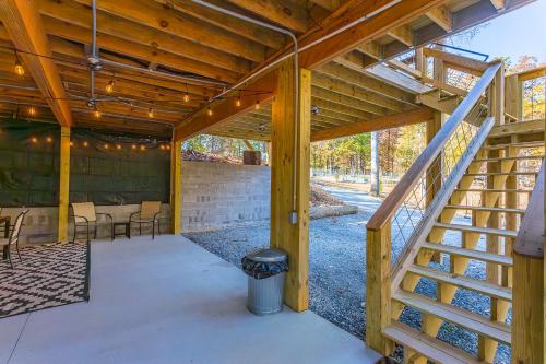 Balkón nebo terasa v ubytování Cozy Cabin Retreat w/ Hot Tub & Nature Views