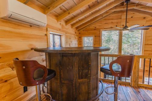 Posezení v ubytování Cozy Cabin Retreat w/ Hot Tub & Nature Views