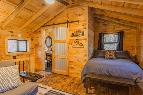 Postel nebo postele na pokoji v ubytování Cozy Cabin Retreat w/ Hot Tub & Nature Views