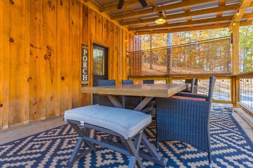 Fotografie z fotogalerie ubytování Cozy Cabin Retreat w/ Hot Tub & Nature Views v destinaci Trenton
