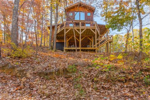 Zahrada ubytování Cozy Cabin Retreat w/ Hot Tub & Nature Views