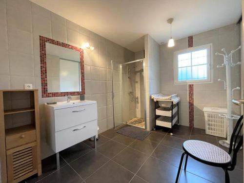 a bathroom with a sink and a mirror at Chez estecahandy in Esquiule