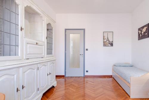 Student's Home في تورينو: غرفة بيضاء بسرير وباب