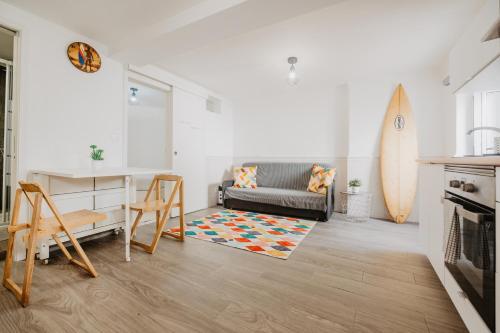 a living room with a couch and a table at Aloha Surf House in Ericeira