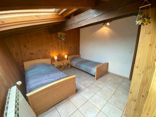 1 dormitorio con 2 camas en una habitación con paredes de madera en Maison de 2 chambres avec jardin clos a Camps sur l'Agly, en Camps-sur-lʼAgly