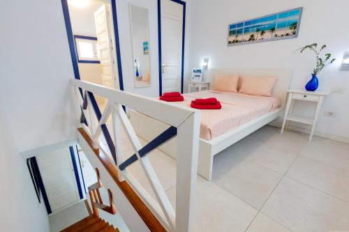 Tempat tidur dalam kamar di Duplex apartment in Las Americas