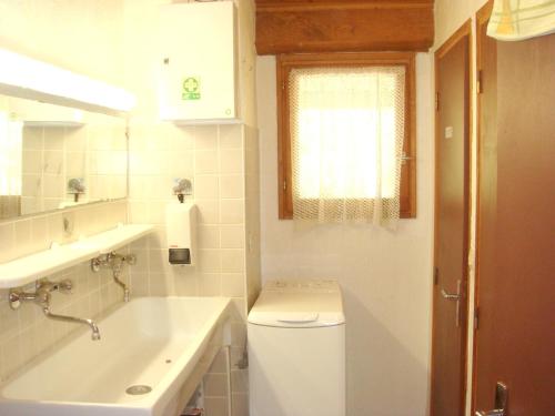 Baño blanco con lavabo y aseo en Maison de 3 chambres a Camps sur l'Agly, en Camps-sur-lʼAgly