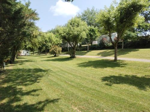 Κήπος έξω από το camping nature le Valenty mobil-home-Dordogne panoramique clim piscine