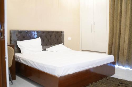 Harmony Haven - Luxurious 3 BHK Haven for Allにあるベッド
