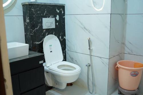 MohaliにあるHarmony Haven - Luxurious 3 BHK Haven for Allのトイレと洗面台付きのバスルーム