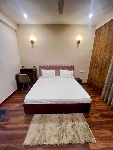 MohaliにあるHarmony Haven - Luxurious 3 BHK Haven for Allのベッドルーム1室(大型ベッド1台、床に敷物付)