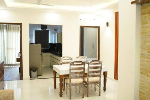 Harmony Haven - Luxurious 3 BHK Haven for Allにあるテレビまたはエンターテインメントセンター