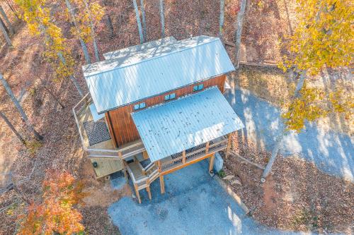 Fotografie z fotogalerie ubytování Cozy Cabin Retreat w/ Hot Tub & Nature Views v destinaci Trenton