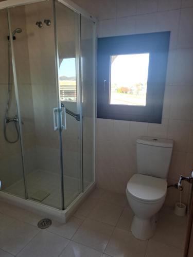 ein Bad mit einer Dusche und einem WC in der Unterkunft A Reitoral in Vigo