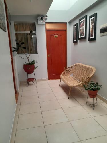 korytarz z czerwonymi drzwiami i podłogą wyłożoną kafelkami w obiekcie ANDINOS COLCA w mieście Chivay