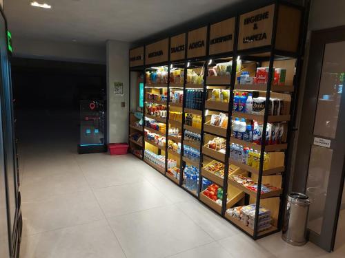 un pasillo de una tienda de comestibles con estanterías de comida en Flat / Studio Allianz Parque en São Paulo