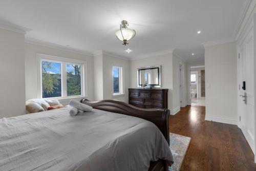 Un dormitorio con una cama con un osito de peluche. en Luxury 4BR - Pool Table - 10 min to Yorkdale Mall, en Toronto