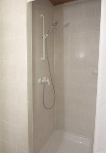 une salle de bain avec douche et toilettes dans l'établissement Cosmic Latte, à Divonne-les-Bains