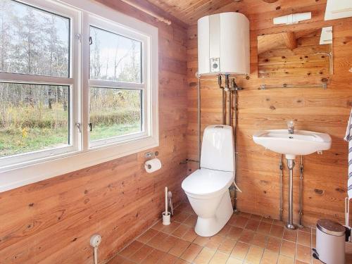 uma casa de banho com um WC e um lavatório em Holiday home Læsø II em Læsø