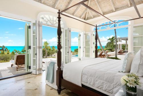 Long Bay HillsにあるVilla Shambhala 8 BRのベッドがあり海が見える寝室